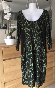 Sukienka czarno-zielona z kieszeniami