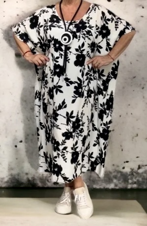 Wiskozowa sukienka w kwiaty, model plus size, dwa kolory