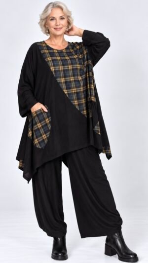 elegancka tunika w kratę na szarości