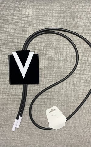 czarno biały wisior na czarnej, biżuteryjnej gumie