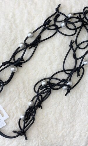 modny wisior na czarnej, biżuteryjnej gumie