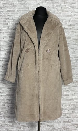 beżowy płaszcz ze sztucznego futerka