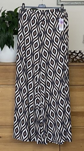 szerokie spodnie we wzory, model plus size