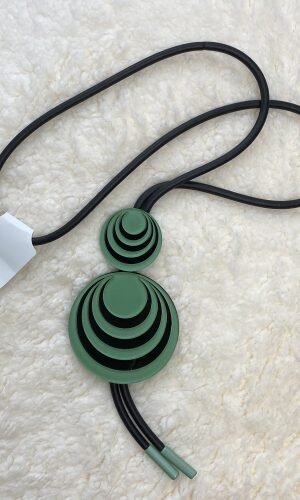 zielony wisior na czarnej, biżuteryjnej gumie