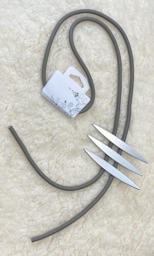 srebrny wisior na szarej, biżuteryjnej gumie