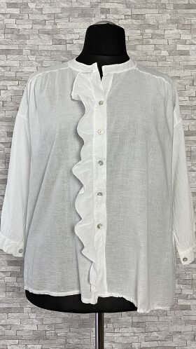 biała bluzka z falbaną