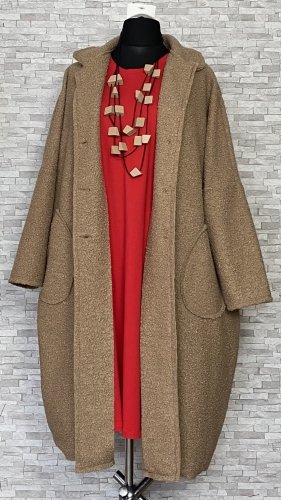 płaszcz damski typu boucle w kolorze beżowym, model plus size