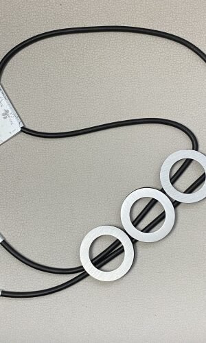 srebrny wisior na czarnej, biżuteryjnej gumie