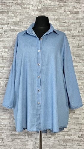 bawełniana koszula / jasny jeans, model plus size bawełniana koszula / jasny jeans, model plus size