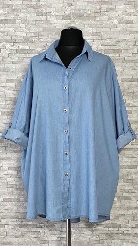 bawełniana koszula / jasny jeans, model plus size bawełniana koszula / jasny jeans, model plus size