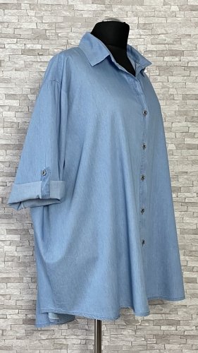 bawełniana koszula / jasny jeans, model plus size bawełniana koszula / jasny jeans, model plus size