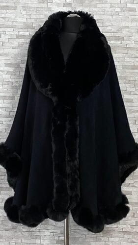 eleganckie ponczo z futerkiem w kolorze czarnym