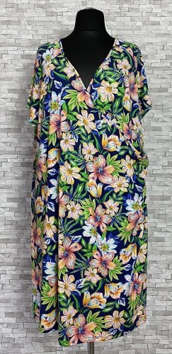 sukienka ivybella w kwiaty, model plus size, dwa kolory sukienka ivybella w kwiaty, model plus size, dwa kolory