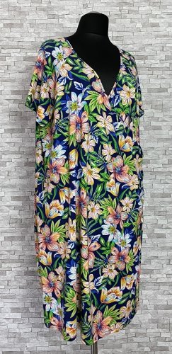 sukienka ivybella w kwiaty, model plus size, dwa kolory sukienka ivybella w kwiaty, model plus size, dwa kolory