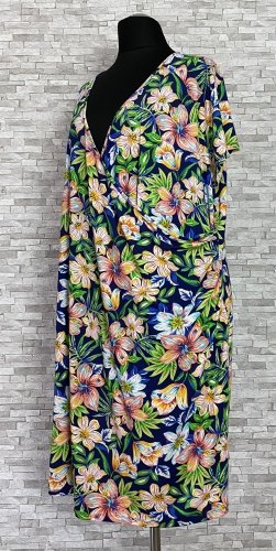 sukienka ivybella w kwiaty, model plus size, dwa kolory sukienka ivybella w kwiaty, model plus size, dwa kolory