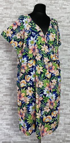 sukienka ivybella w kwiaty, model plus size, dwa kolory sukienka ivybella w kwiaty, model plus size, dwa kolory