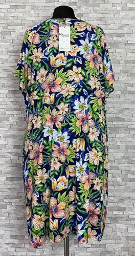 sukienka ivybella w kwiaty, model plus size, dwa kolory sukienka ivybella w kwiaty, model plus size, dwa kolory