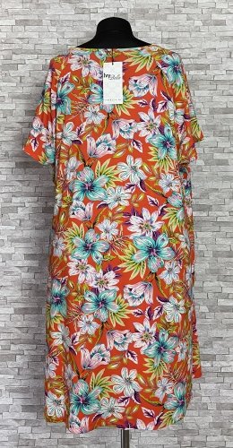 sukienka ivybella w kwiaty, model plus size, dwa kolory sukienka ivybella w kwiaty, model plus size, dwa kolory