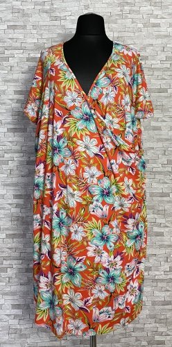 sukienka ivybella w kwiaty, model plus size, dwa kolory sukienka ivybella w kwiaty, model plus size, dwa kolory