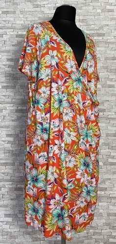 sukienka ivybella w kwiaty, model plus size, dwa kolory sukienka ivybella w kwiaty, model plus size, dwa kolory