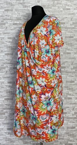 sukienka ivybella w kwiaty, model plus size, dwa kolory sukienka ivybella w kwiaty, model plus size, dwa kolory