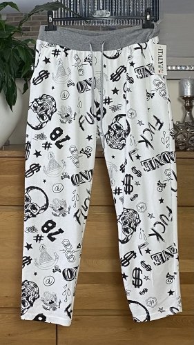 białe spodnie dresowe w czarne wzory