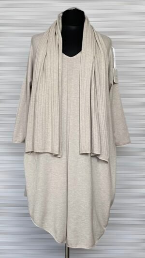 dzianinowa sukienka z szalikiem