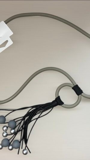 wisior na biżuteryjnej gumie w kolorze fango