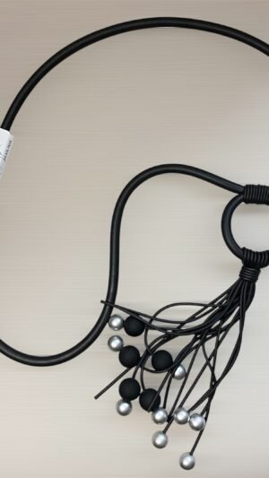 wisior na biżuteryjnej gumie w kolorze czarnym