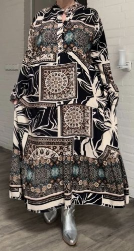 wiskozowa sukienka w stylu boho, model plus size wiskozowa sukienka w stylu boho, model plus size