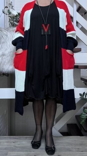 długi, dzianinowy sweter z kieszeniami