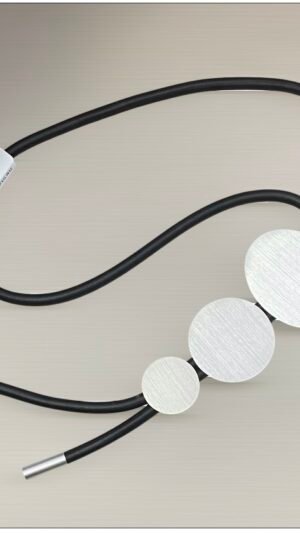 srebrny wisior na czarnej, biżuteryjnej gumie