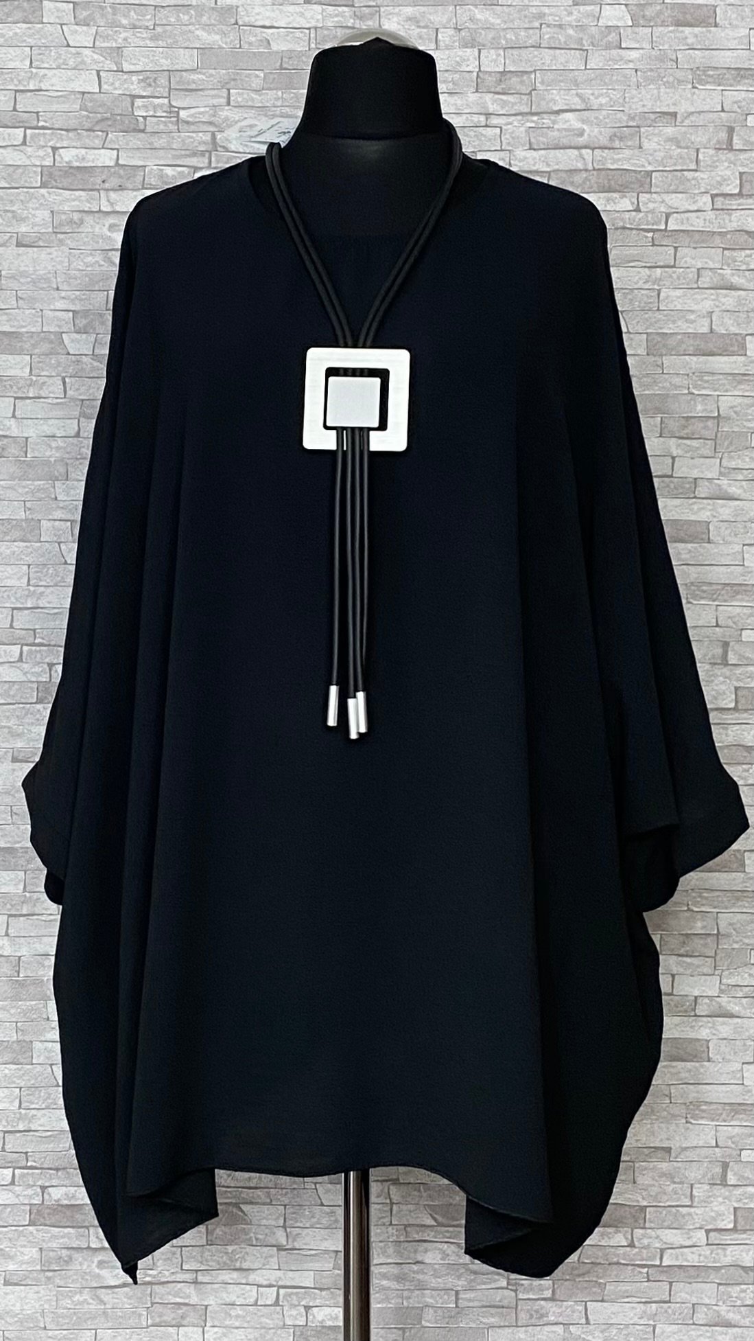 wiskozowe ponczo / tunika oversize w kolorze czarnym wiskozowe ponczo / tunika oversize w kolorze czarnym