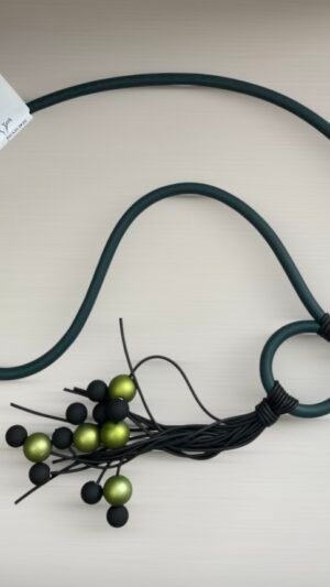 wisior na biżuteryjnej gumie w kolorze ciemnej zieleni