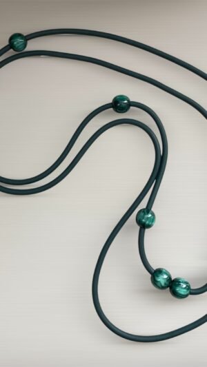 New Arrivals wisior na biżuteryjnej gumie w kolorze ciemnej zieleni