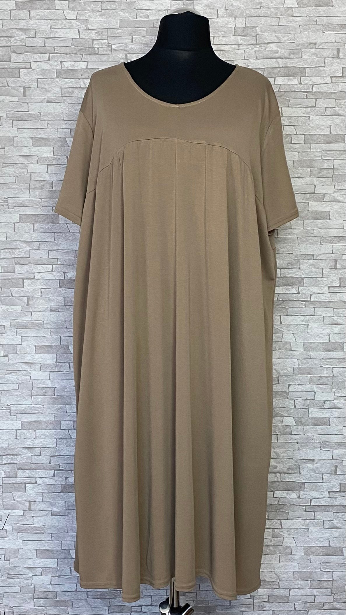 beżowa sukienka z krótkimi rękawami beżowa sukienka z krótkimi rękawami