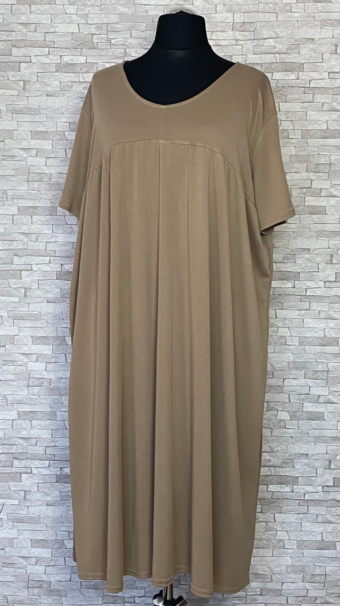 beżowa sukienka z krótkimi rękawami beżowa sukienka z krótkimi rękawami