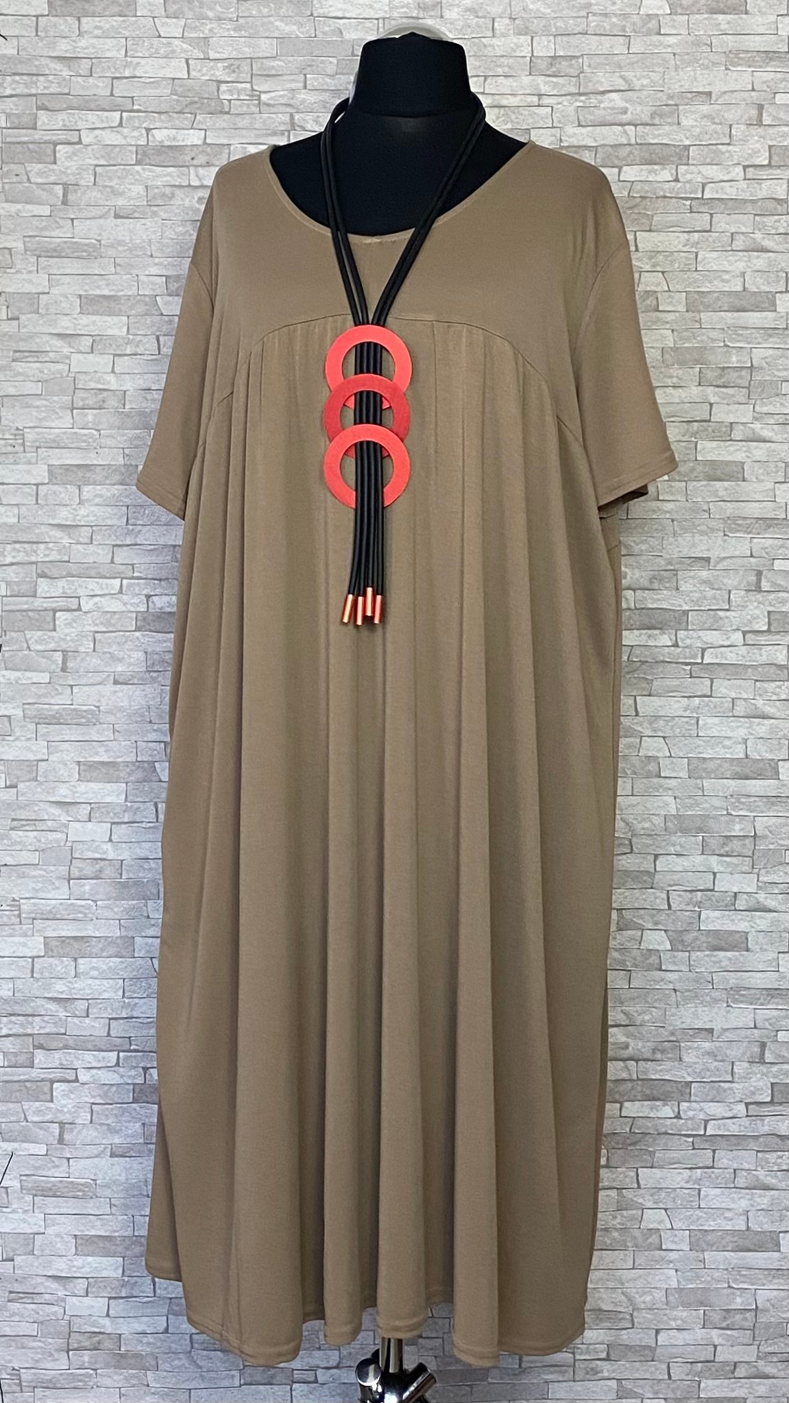 beżowa sukienka z krótkimi rękawami beżowa sukienka z krótkimi rękawami