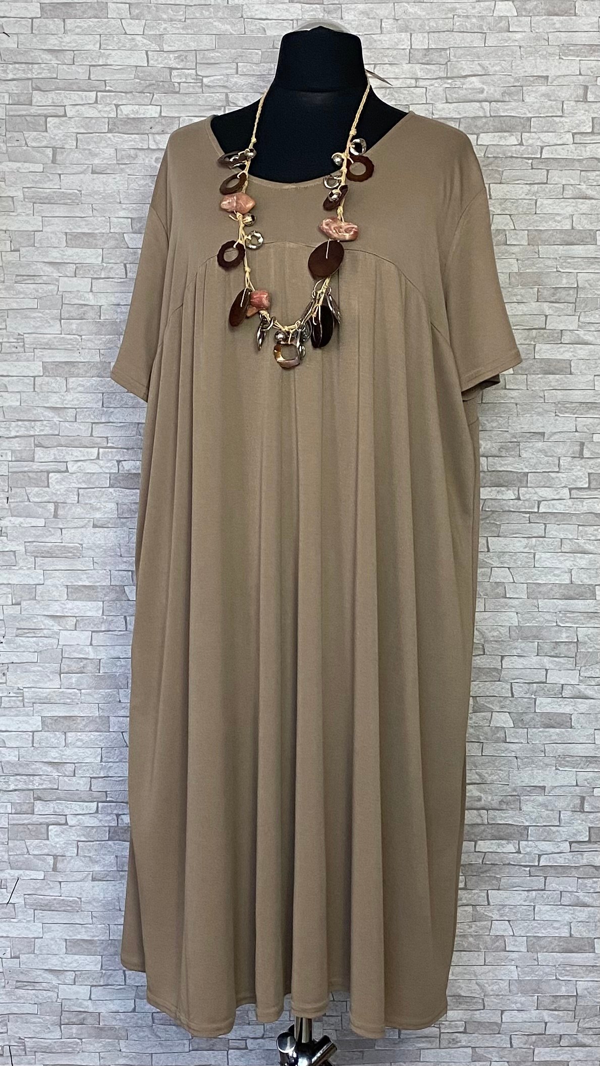 beżowa sukienka z krótkimi rękawami beżowa sukienka z krótkimi rękawami