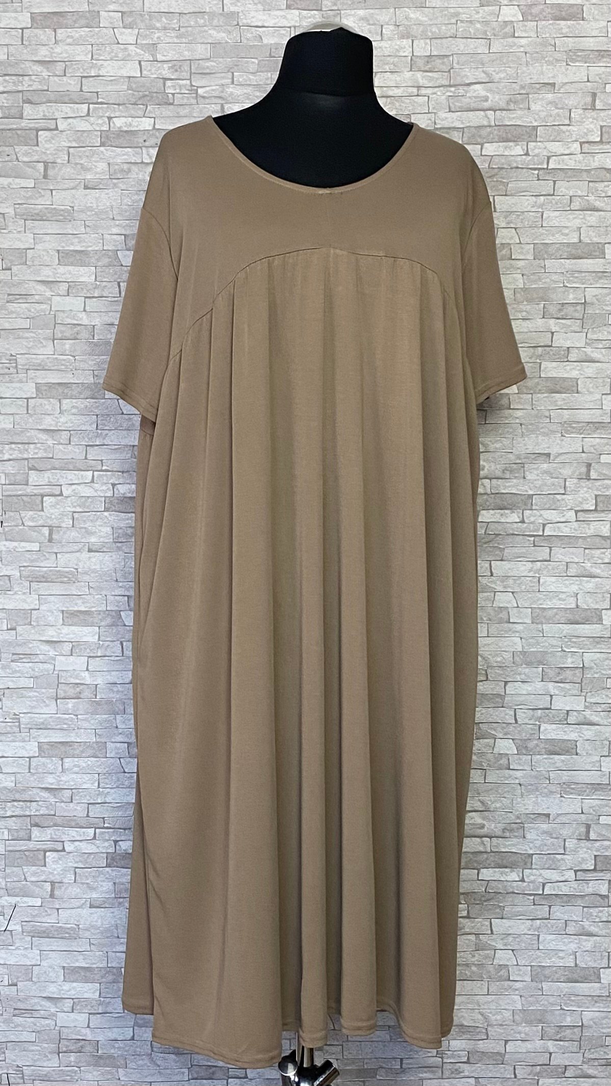 beżowa sukienka z krótkimi rękawami beżowa sukienka z krótkimi rękawami