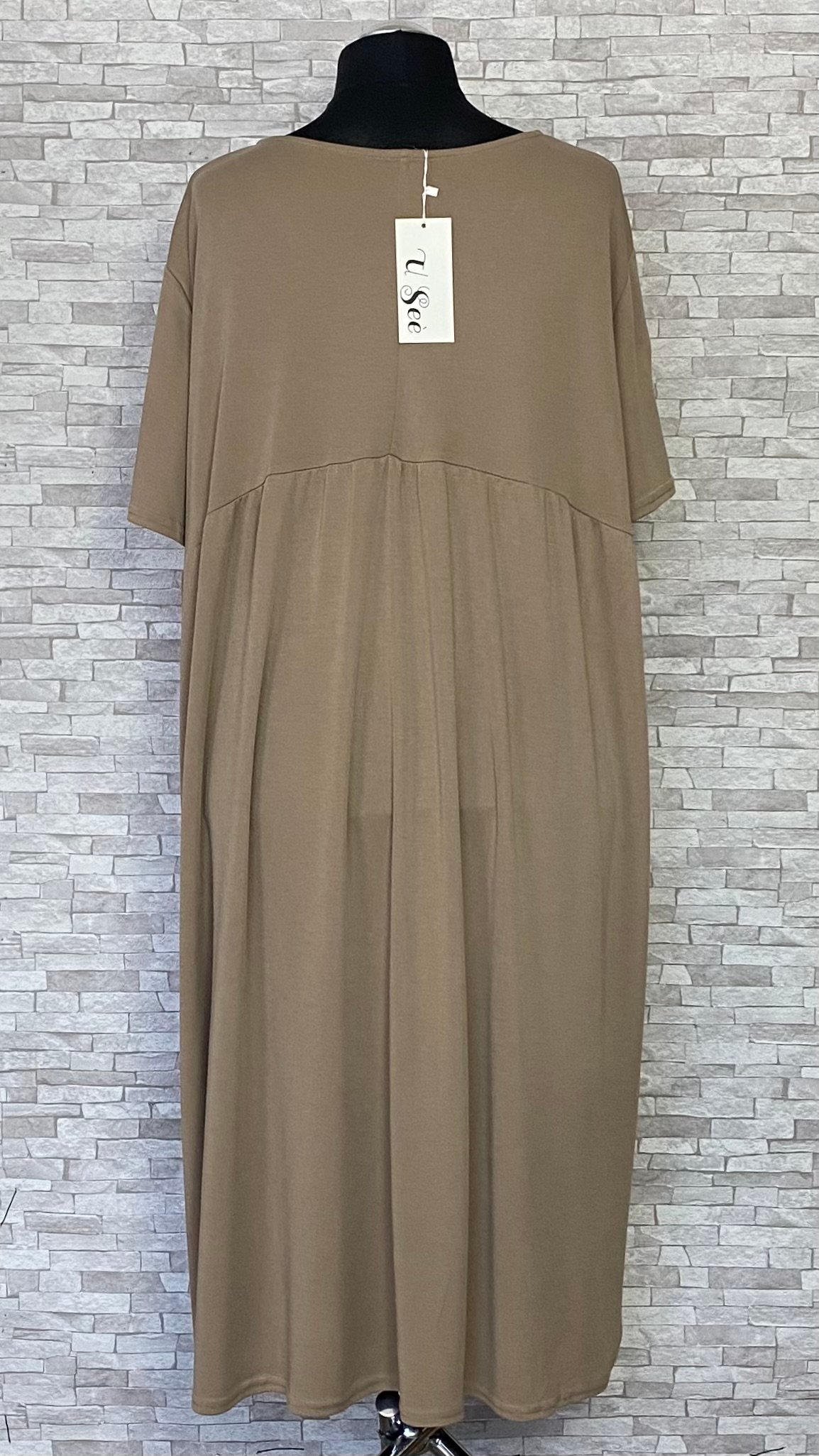 beżowa sukienka z krótkimi rękawami beżowa sukienka z krótkimi rękawami